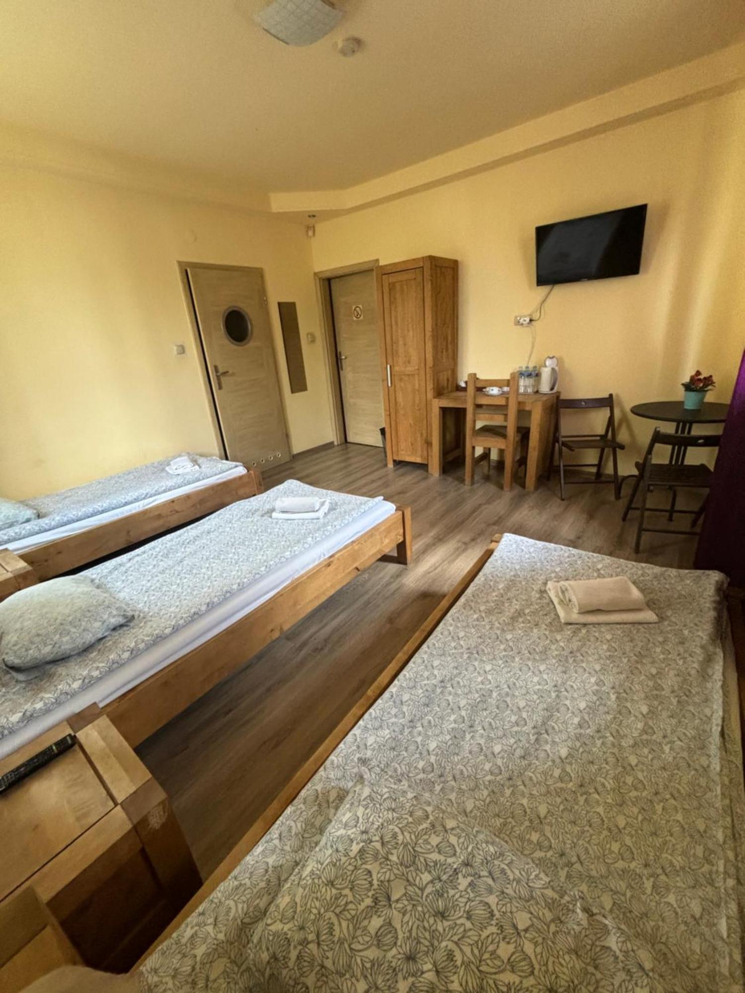 Bedrooms 3 Maja 15A Лодзь Экстерьер фото