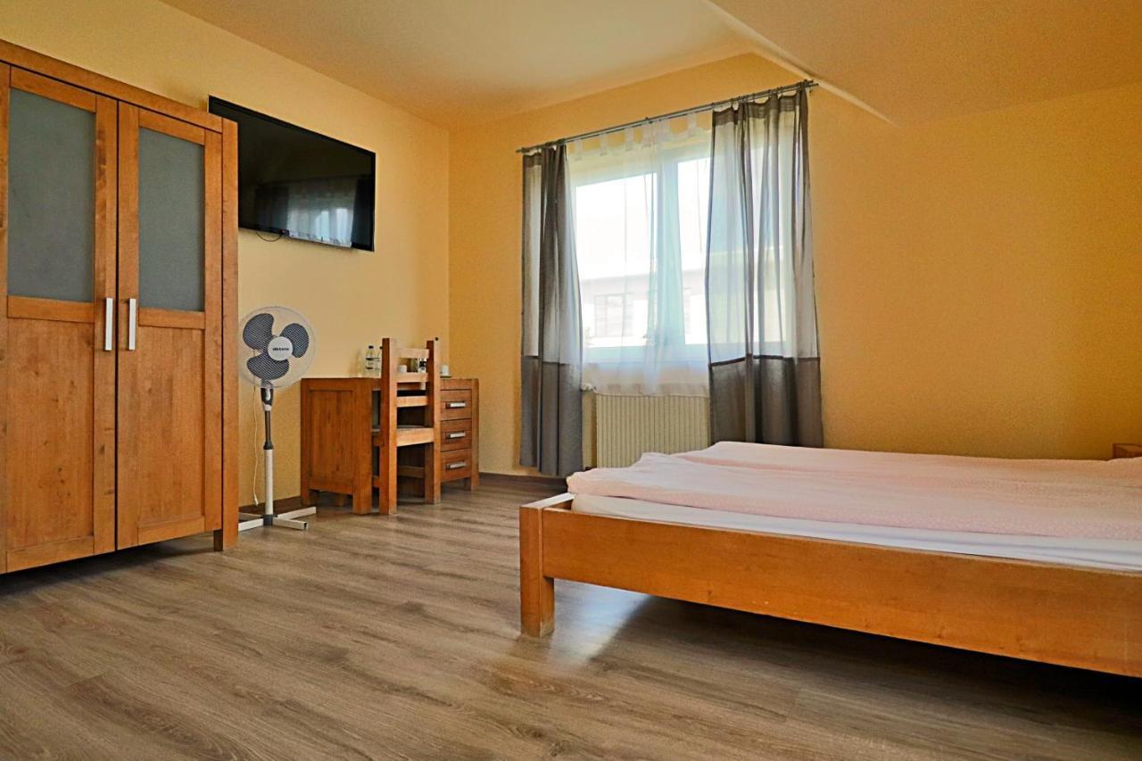 Bedrooms 3 Maja 15A Лодзь Экстерьер фото